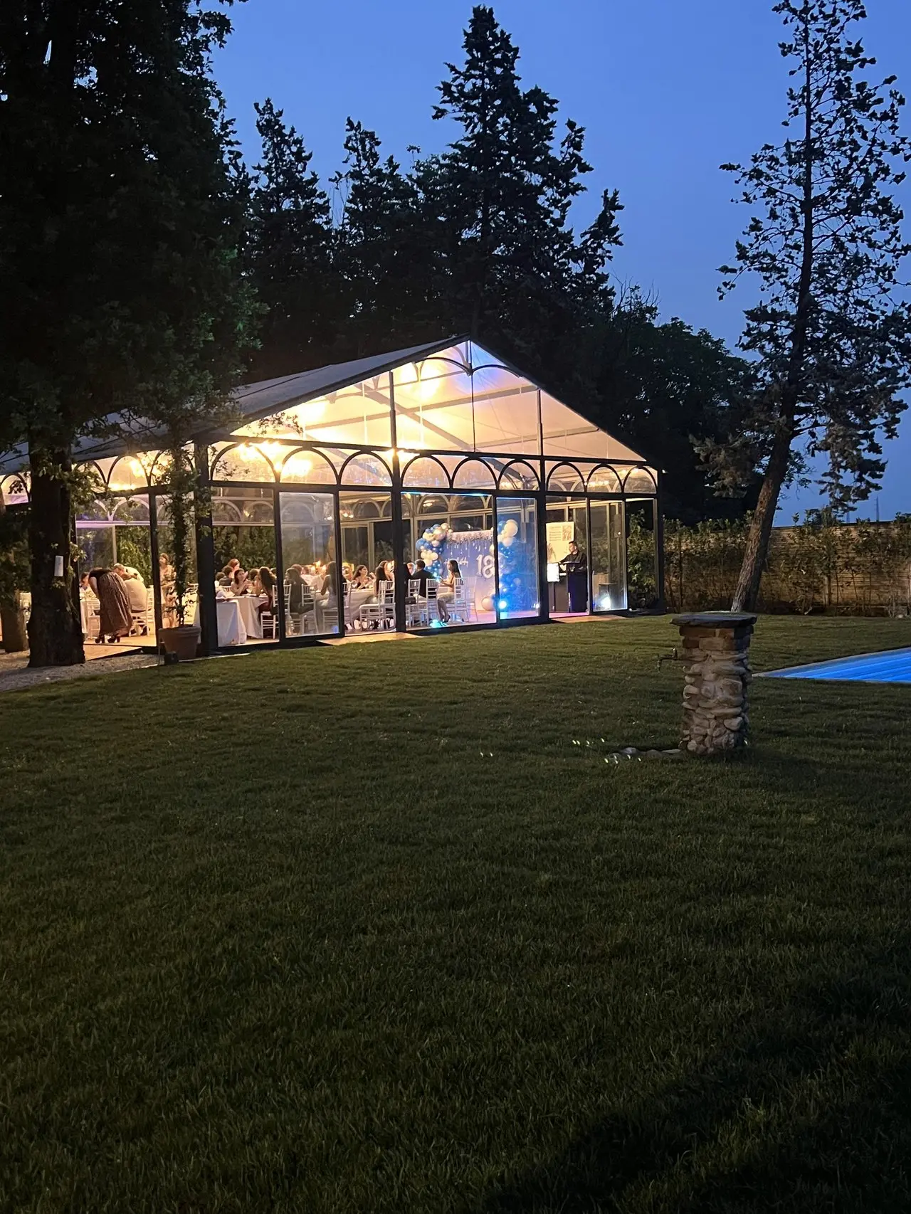 La greenhouse illuminata al tramonto